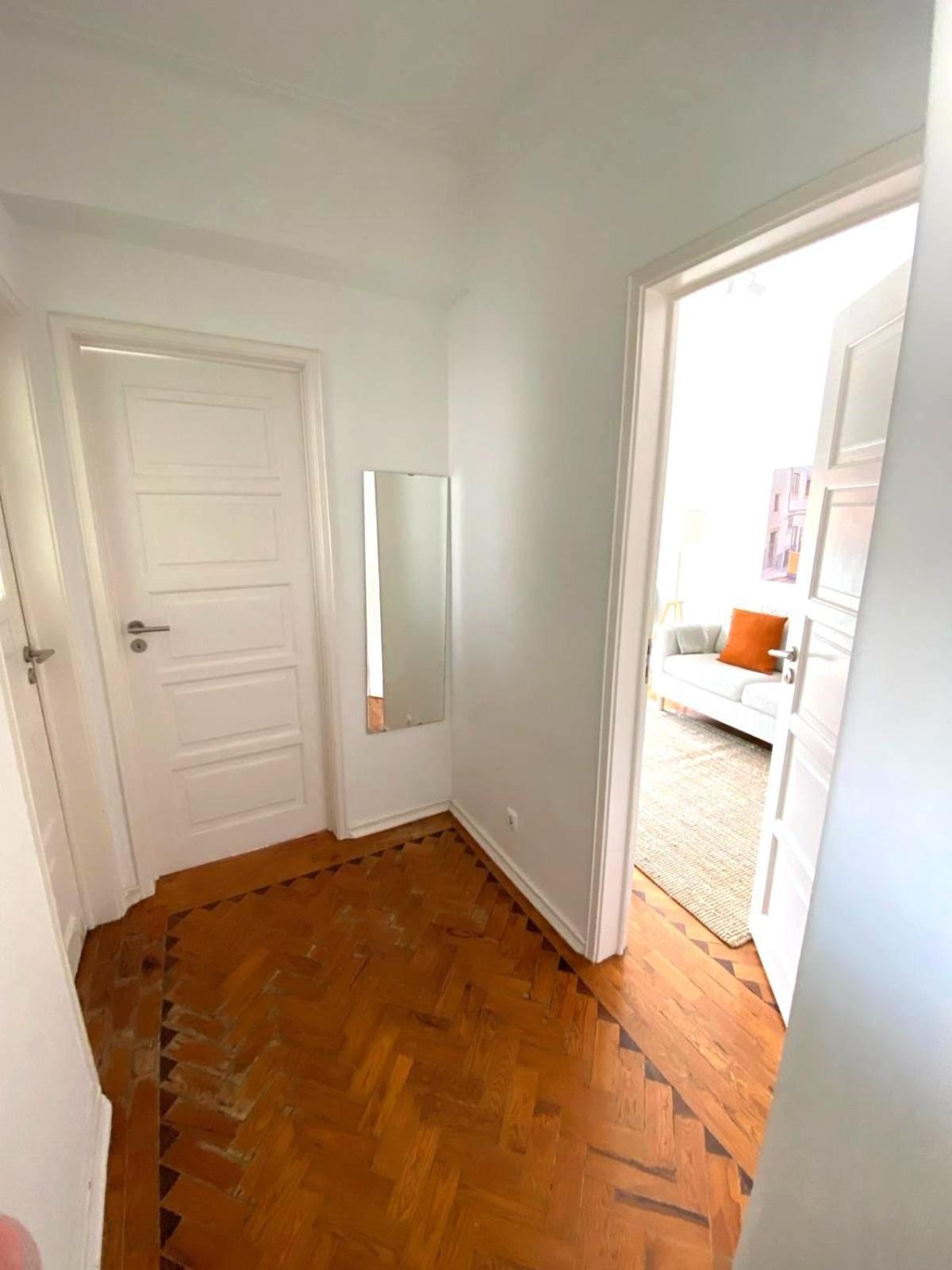 Apartment Sunny With A Balcony Lissabon